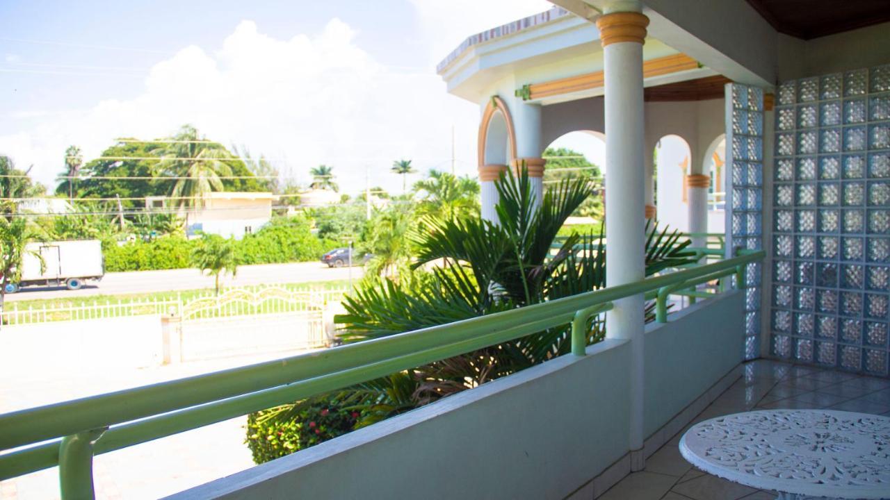 Holidays At Holiday Heaven Runaway Bay Exterior photo